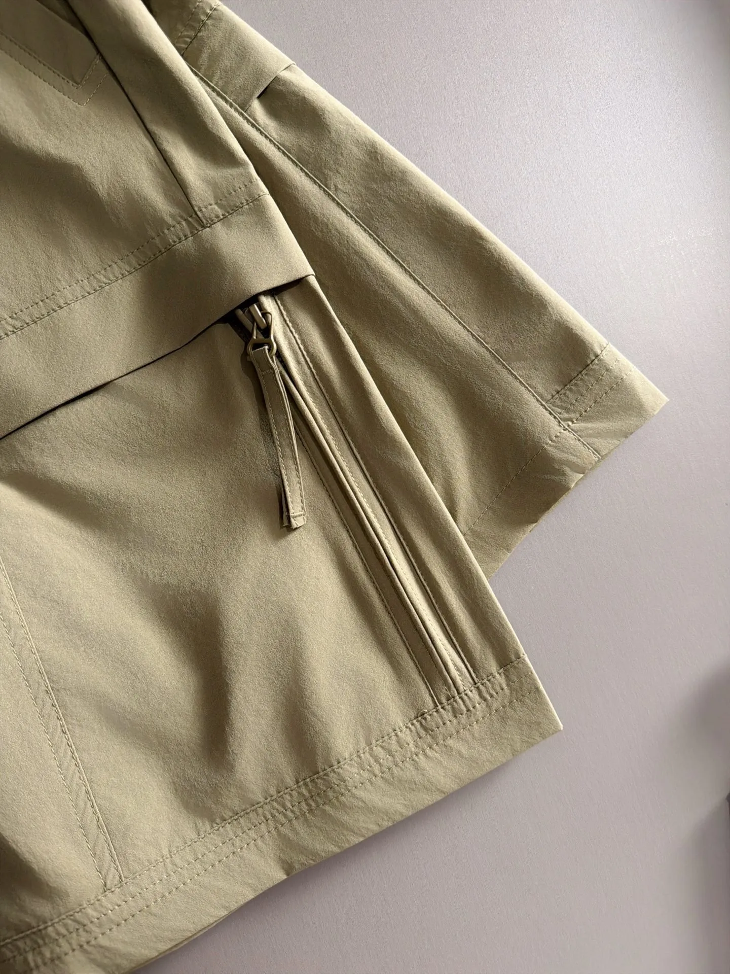 Burberry's 2026 spring and summer New Arrival elasticated casual shorts, made from counter-customized fabrics, Breathable, high comfort, impeccable details, brand element design concept, reflecting high quality. It feels delicate and soft! It presents a casual cut and the upper body shape is great! Sizes:M-4XL